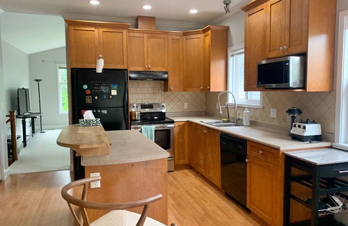 Coquitlam House | Coquitlam Centre Mall 2 Bed 1 Bath in a Shared House