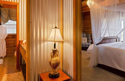 Tyler Cabin | Cora's Main Log Cabin 2 Bedroom Cabin