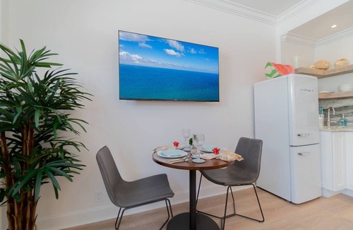 Palm Beach - West Palm Beach Condo | Coral Reef King Retro King Suite - Palm Beach Island near Beach