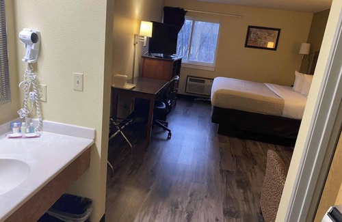 River Falls Hotel | Coratel Inn and Suites By Jasper Riverfalls - Standard 1 King Bed Non Smoking