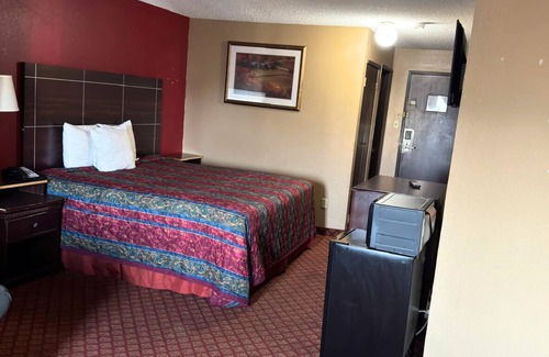 Central Oklahoma City Hotel | Coratel Inn & Suites Santa Fe OKC Deluxe 1 King Bed Smoking