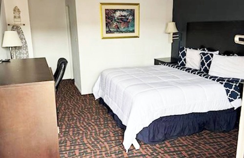 Hutchinson Hotel | Coratel Inn & Suites by Jasper Hutchinson - 1 King Suite with Sofa NS