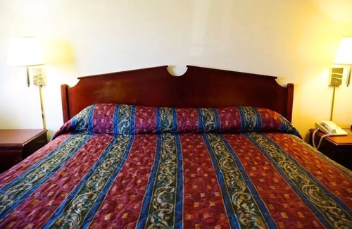 College Hill Hotel | Coratel Inn & Suites by Jasper Wesley-Standard 1 King Bed Non-Smoking
