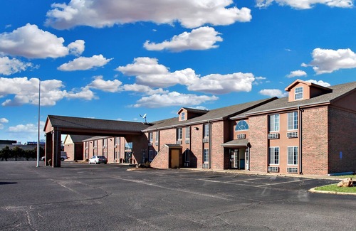 Newton Apartment | Coratel Inn & Suites By Jasper Newton - 2 Queen Bed NS