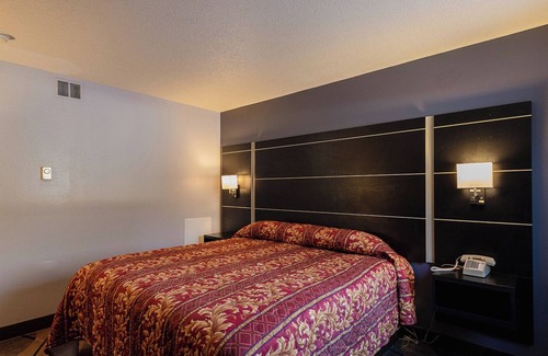 Hastings Hotel | Coratel Inn & Suites by Jasper Hastings - 1 King Bed Non Smoking