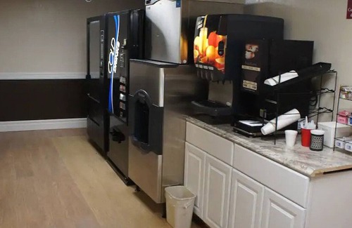 Waite Park House | Coratel Waite Park - Comfort 1 King Bed NS