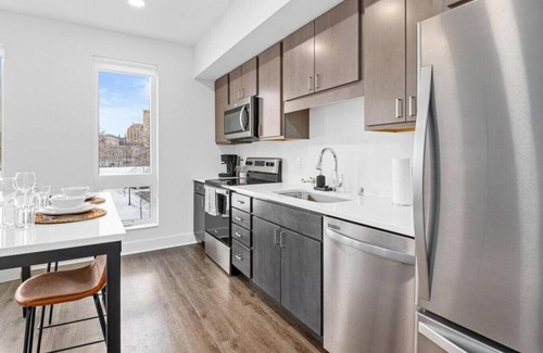 Riverview Apartment | Cordelle 524 · Retro 1 Bed - Pet Friendly, Gym, Pool