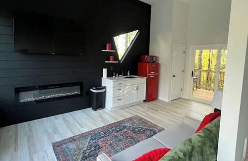 Somerset Ski Chalet | Cordial chalet with a balcony to have coffee with the squirrels