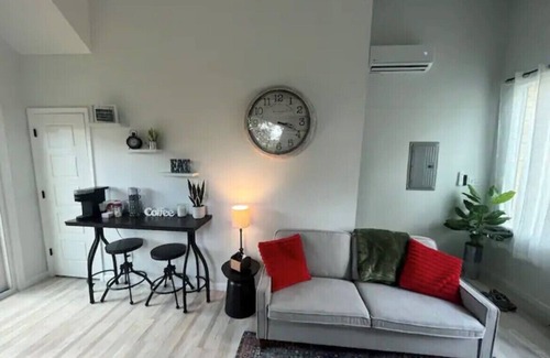 Somerset Ski Chalet | Cordial chalet with a balcony to have coffee with the squirrels