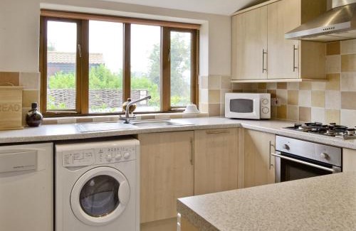 Potter Heigham House | Coriander - E4323