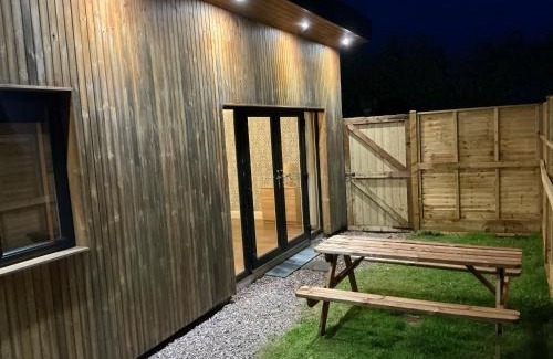 Shanagarry House | Cork - Beach Cabin Holiday Home - 5 min drive to Ballymaloe Cookery School & 10 mins walk to Garryvoe Hotel & 4 min walk to Ardnahinch Beach, Eircode P25KN53
