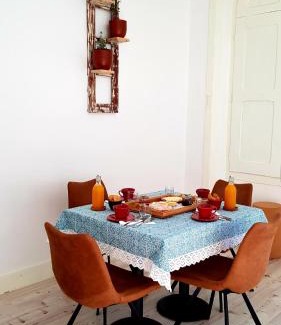 Esmoriz House | Cork Train Station Guesthouse