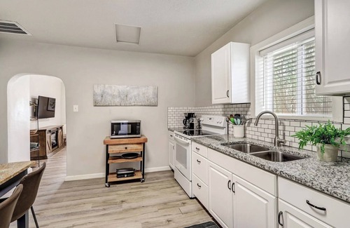 University Heights House | Cornell Canvas Suite, Near Nob Hill, UNM Hospital, and Downtown