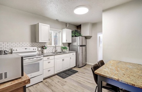 University Heights House | Cornell Canvas Suite, Near Nob Hill, UNM Hospital, and Downtown