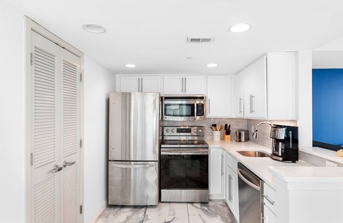 Downtown Myrtle Beach Condo | Corner condo w/180° ocean views & pools