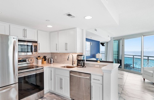Downtown Myrtle Beach Condo | Corner condo w/180° ocean views & pools