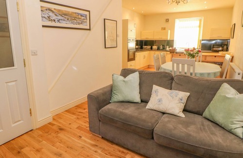 Tideswell Cottage | CORNER COTTAGE, pet friendly in Tideswell