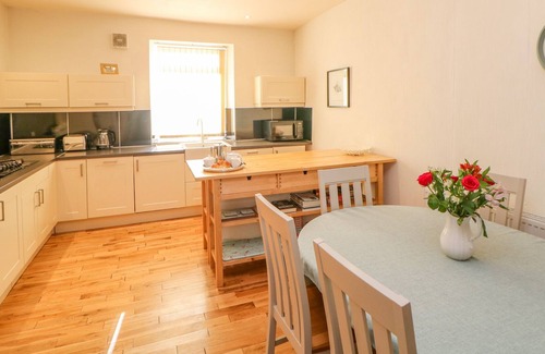 Tideswell Cottage | CORNER COTTAGE, pet friendly in Tideswell