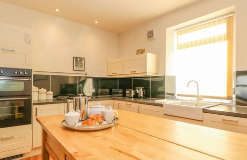 Tideswell Cottage | CORNER COTTAGE, pet friendly in Tideswell