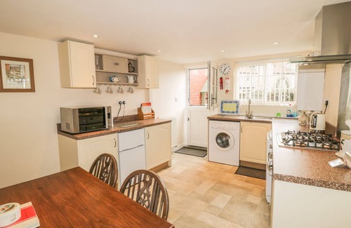 Kirkbymoorside Cottage | CORNER COTTAGE, pet friendly, with a garden in Kirkbymoorside