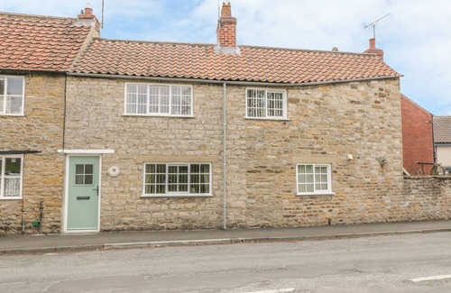 Kirkbymoorside Cottage | CORNER COTTAGE, pet friendly, with a garden in Kirkbymoorside