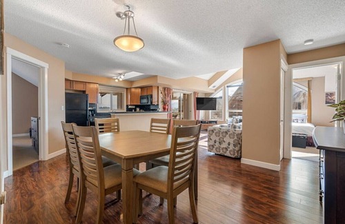 East Kootenay Apartment | Corner Curio | Lake View| Pool | Hot Tub | Gym