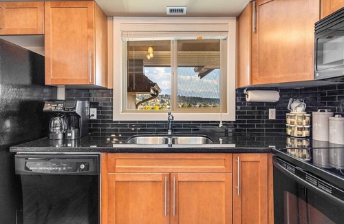 East Kootenay Apartment | Corner Curio | Lake View| Pool | Hot Tub | Gym