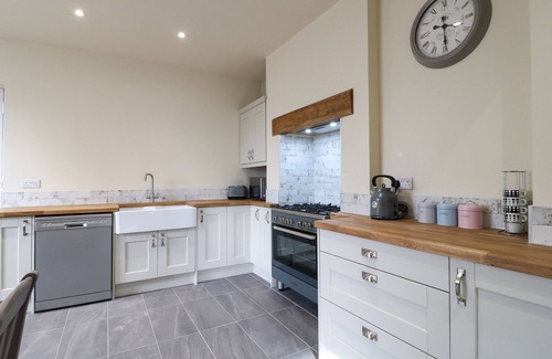 Ilkeston Cottage | CORNER HOUSE COTTAGE, pet friendly in Ilkeston