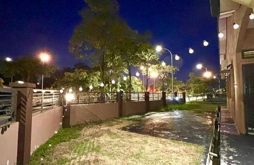 Jenjarom House | Corner House - Three Bedroom Quayside Rimbayu Kg Lombong Jalan Kebun Puchong