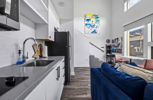 East Cesar Chavez Apartment | Corner Loft Downtown ATX - Queen & Sofa Bed