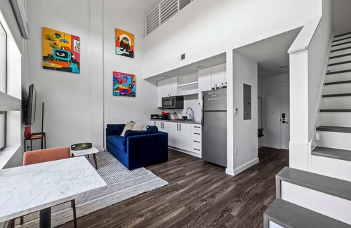East Cesar Chavez Apartment | Corner Loft Downtown ATX - Queen & Sofa Bed