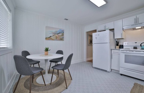 Northside Apartment | Corner Lot Charmer | Prime North Chatt (right unit)