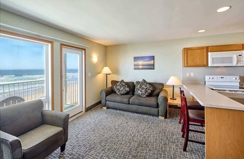 Logsden Condo | Corner Oceanview King Suite, Full Kitchen, Beach Access, Pool & Hot Tub!