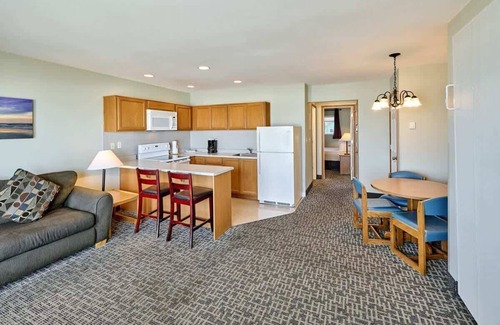 Logsden Condo | Corner Oceanview King Suite, Full Kitchen, Beach Access, Pool & Hot Tub!