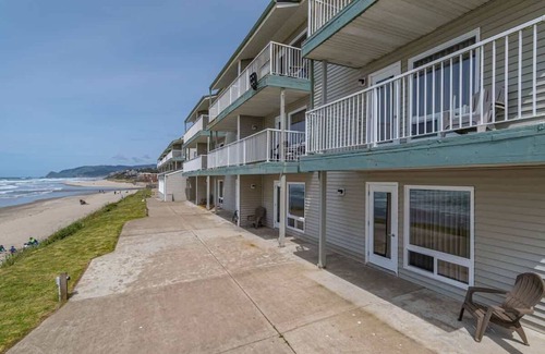 Logsden Condo | Corner Queen Fireplace Studio - No Stairs - Ocean View - Pool & Hot Tub!