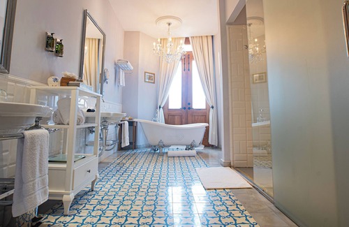 Casco Viejo Hotel | Corner Suite: Espacio, Confort y Elegancia Atemporal