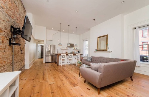 Central Northside Apartment | ★Corner Suite★- Location, Parking, Walkable