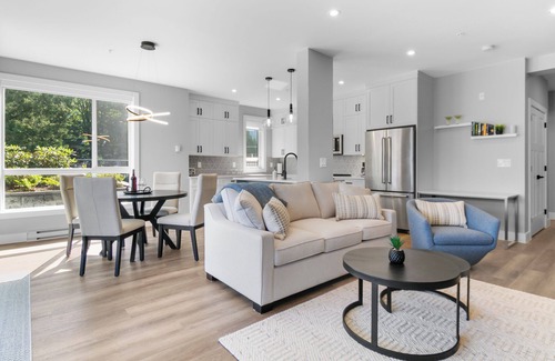 Harrison Hot Springs Condo | Corner Unit + Water Views & Easy Beach Access
