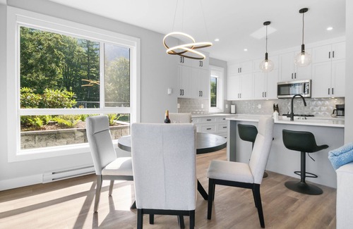 Harrison Hot Springs Condo | Corner Unit + Water Views & Easy Beach Access