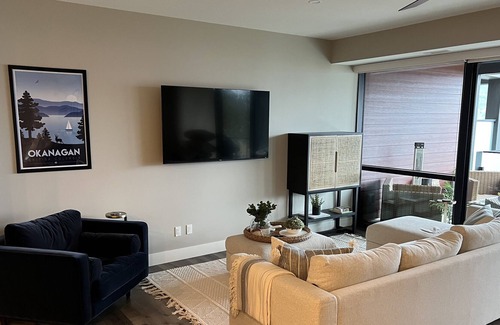 McKinley Condo | Corner unit, 1400 sq ft 2-bedroom lake-view condo with AC+Pool