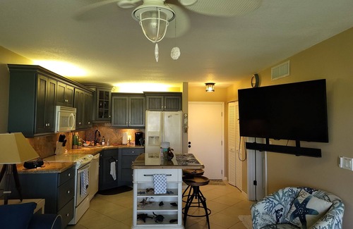Fort Pierce Condo | Corner unit directly on golf course with ocean peak in Ocean Village