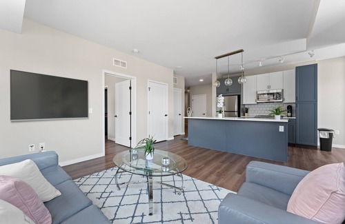 Merriam Park Apartment | Corner Unit with Views!10 mins to either Downtown!