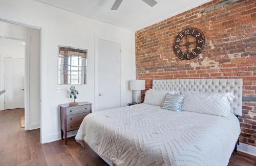 Historic District - North Apartment | Corner View Broughton St Condo with Elevator and Reserved Parking