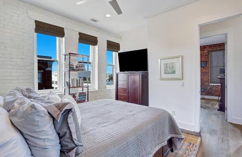 Historic District - North Apartment | Corner View Broughton St Condo with Elevator and Reserved Parking
