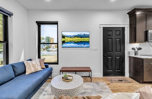 Williamsville House | Cornerhouse716 - Modern NEW BUILD in central spot!