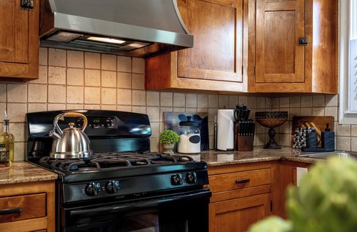 Stephenville House | Cornerstone Cottage-Near Downtown-Pet Friendly