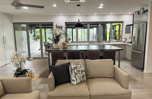 Loganholme House | Cornubia Luxury Nature Haven- Family & Pet friendly & wheelchair-friendly