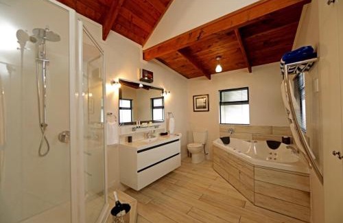 Coromandel Ski Chalet | Coromandel Central Cottage Luxury w Spa
