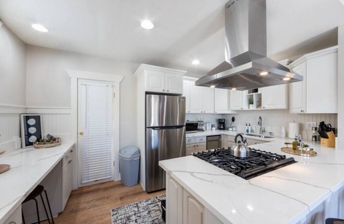 Coronado Apartment | Coronado Unit 1 - B Ave Bungalows · King-sized 1/1, 5-10 Min Walk to Coronado Beach!