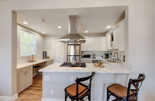 Coronado Apartment | Coronado Unit 1 - B Ave Bungalows · King-sized 1/1, 5-10 Min Walk to Coronado Beach!